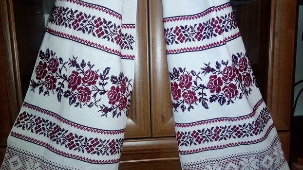 Великолепный рушник-вышиванка с колоритным узором ручной работы на домотканом полотне (GNM-01725)