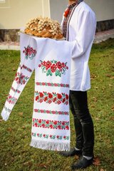 Очень красивый рушник с вышивкой ручной работы в украинском стиле на домотканом полотне (GNM-01653)