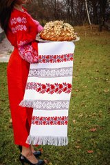 Рушник вышитый с цветами на домотканому полотне (GNM-00599)