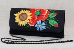 Цветочно-вышитый чёрный маленький клатч из мэмори-коттона с узором "Украинский букет" (KL-012-005-ch)