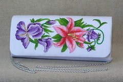 Дамський атласний клатч білого кольору з квітковим орнаментом "Лілея" (KL-011-018-bl)