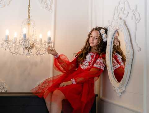 Коктейльное красное атласное корсетное платье миди со съемными рукавами