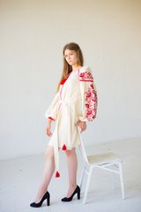 Короткое льняное платье-бохо молочного цвета с винтажной вышивкой красными нитками (ЛА-13), 42