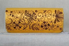 Тёмно-жёлтый клатч из тиар-габардина с контрастной вышивкой "Романтика" для женщин (KL-011-126-ye)