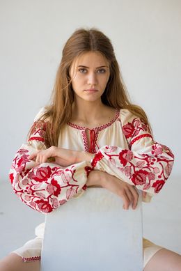Коротка лляна сукня-бохо молочного кольору з вінтажною вишивкою червоними нитками (ЛА-13), 42