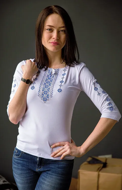 Женская футболка-вышиванка белая с голубой вышивкой "Орнамент" (LS-91221606-44), M, вискоза