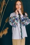 Вишита світло-сіра блуза з довгими рукавами для жінок (B-090-01), 40, льон