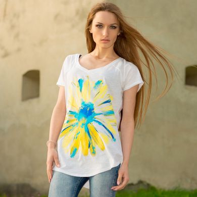 Необычная белая футболка реглан для женщин с желто-голубым принтом "Ромашка" (10102021-573), 44