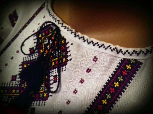 Колоритно-узорчатая вышитая сорочка из домотканого полотна с геометрическим орнаментом для женщин (GNM-01777), 40, домотканое полотно белое