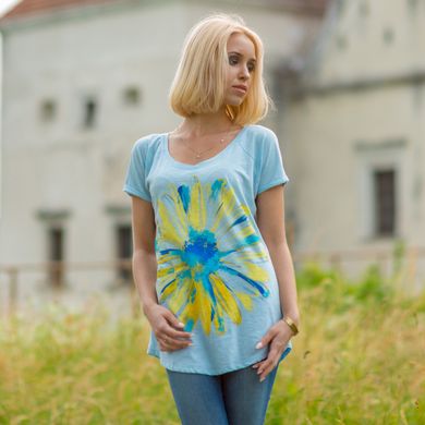 Нежно голубая футболка реглан для женщин с желто-синим принтом "Ромашка" (10102021-575), 44