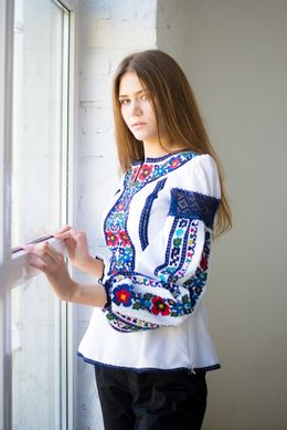 Блузка жіноча українська з вишивкою яскравими нитками і натуральним мереживом (ЛА-1), 42