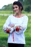 Біла вишиванка з обробкою мереживом і квітковими візерунками (GNM-02014), 40, льон білого кольору